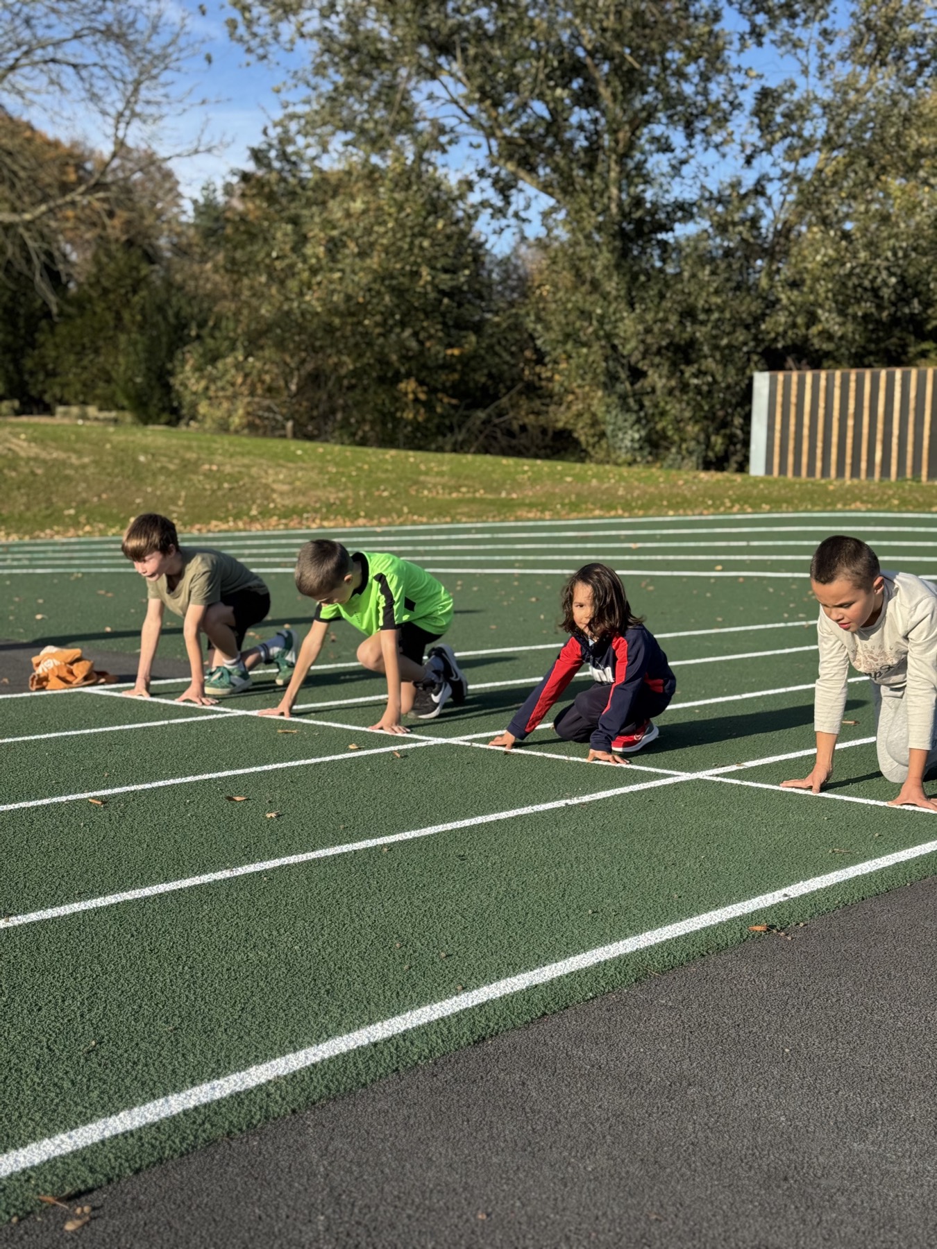 Athlètes en action sur la piste MacaSport Village, Wavre