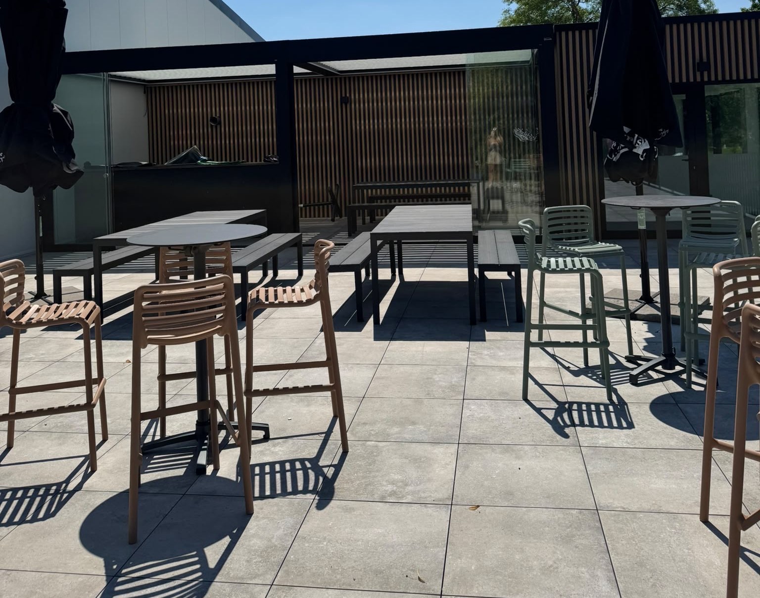 Terrasse extérieure ensoleillée de L'Impulsion