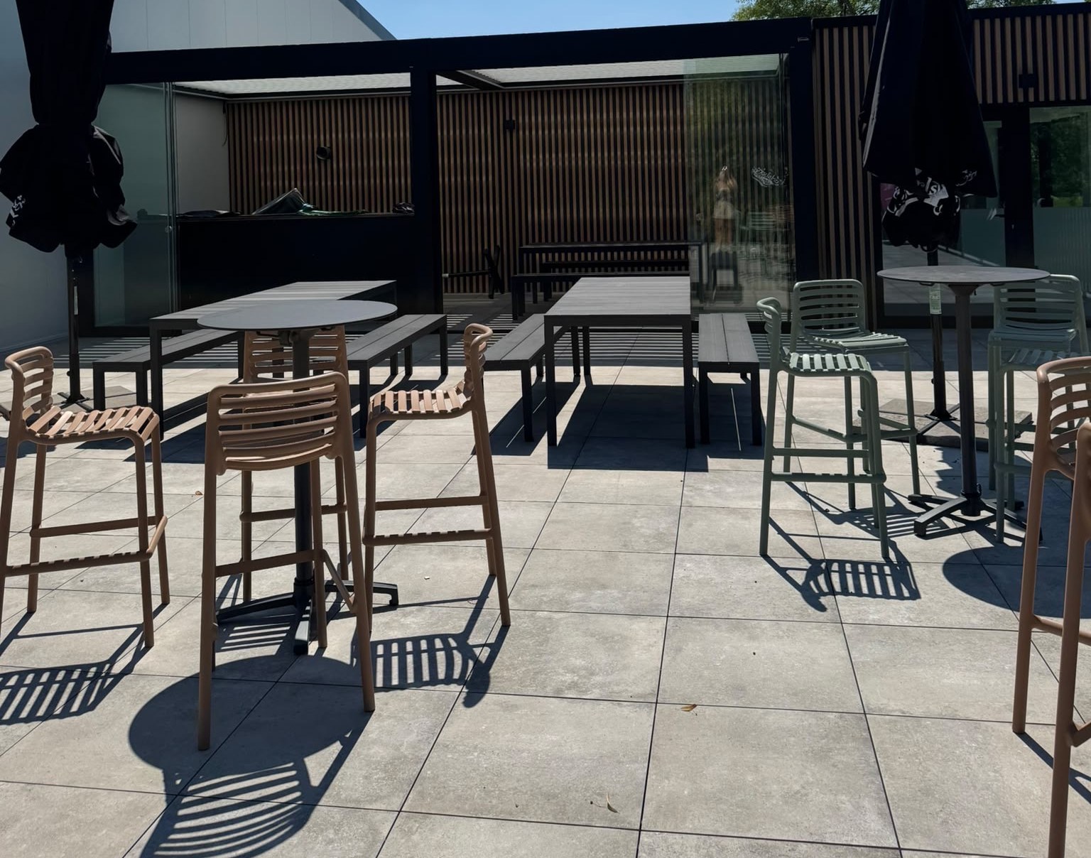 Terrasse rooftop de L'Impulsion, tables hautes et parasols
