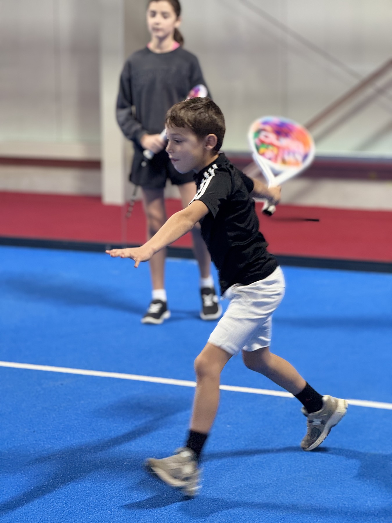 Enfants en stage de padel à MacaSport Village
